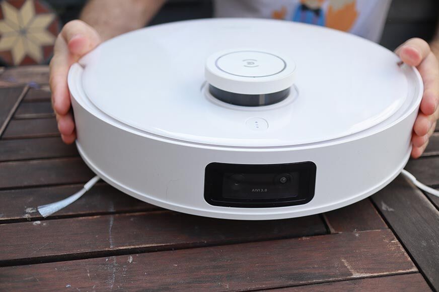 Der Ecovacs Deebot T10 ist in der Nahaufnahme zu sehen